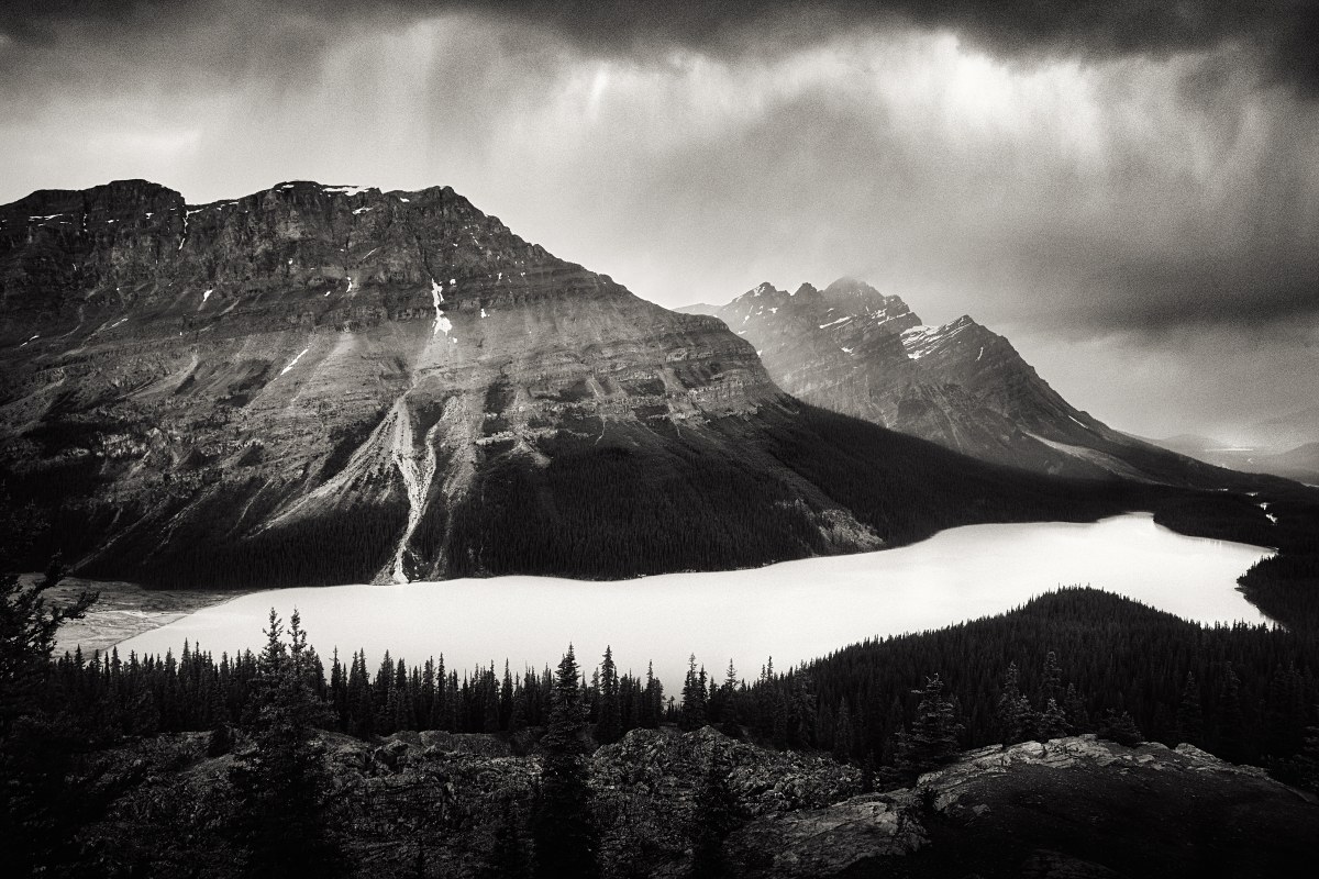 The Monochrome Mirror of Peaks